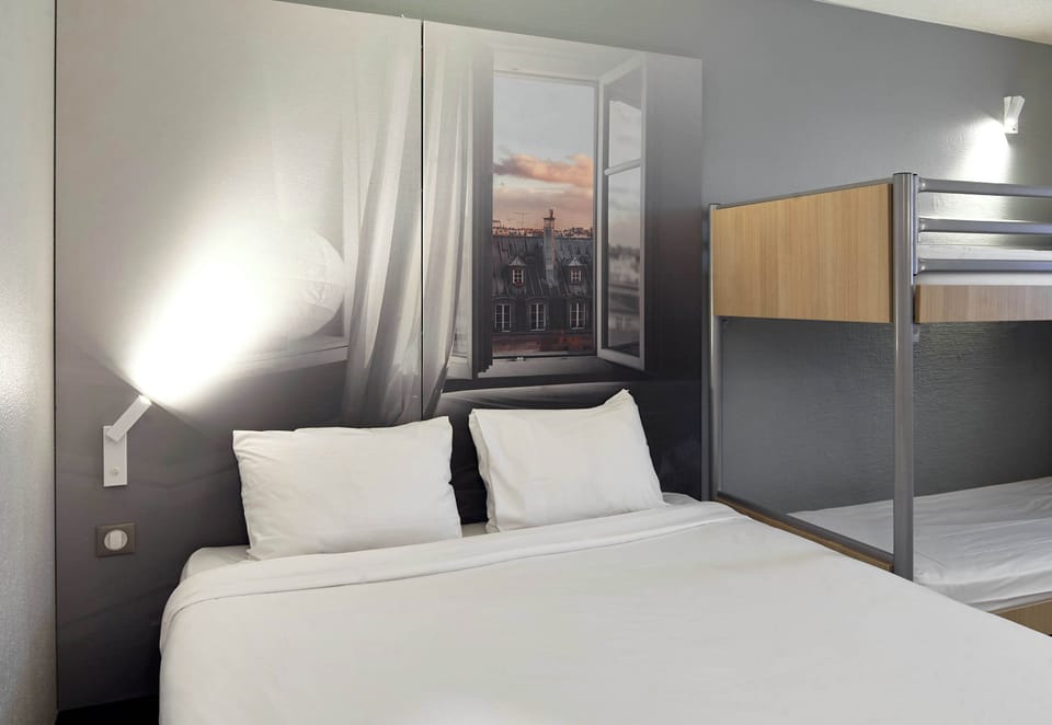 Quadruple Room, Non Smoking | Desk, soundproofing, bed sheets