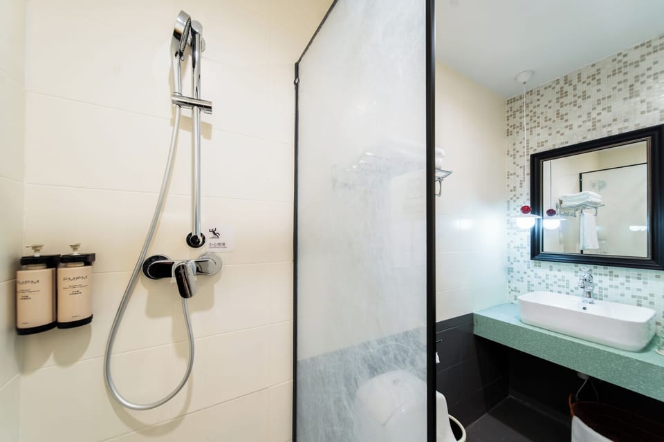 Standard Twin Room, Multiple Beds, Smoking, Housekeeping | Bathroom | Slippers