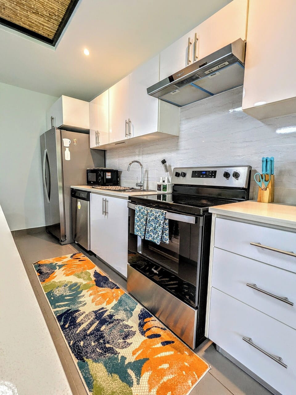 Fully equipped kitchen with brand new appliances