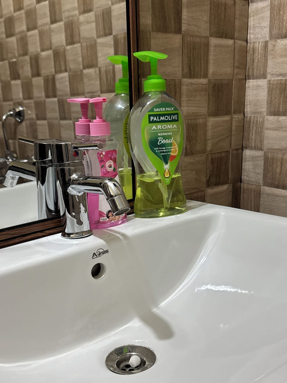 Shower, free toiletries, bidet, soap