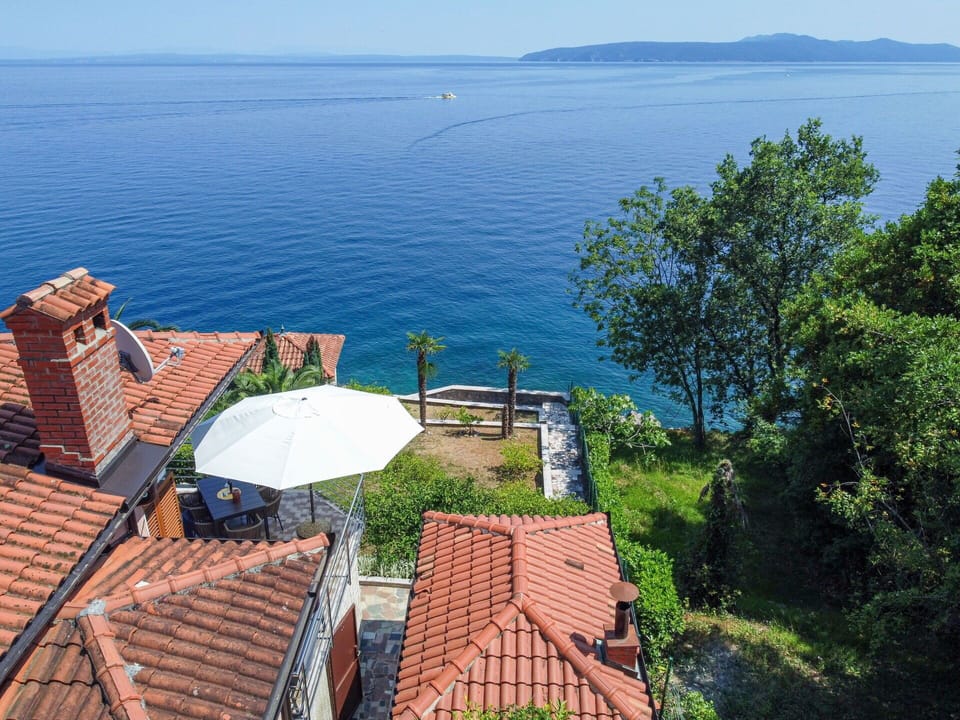 Body Of Water, House, Coastal And Oceanic Landforms, Summer, Residential Area, Coast, Sea, Home, Ocean, Cottage