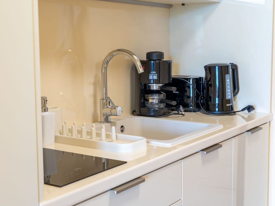 Kitchen Appliance, Small Appliance, Kitchen, Home Appliance, Countertop, Coffeemaker, Plumbing Fixture, Tap, Machine