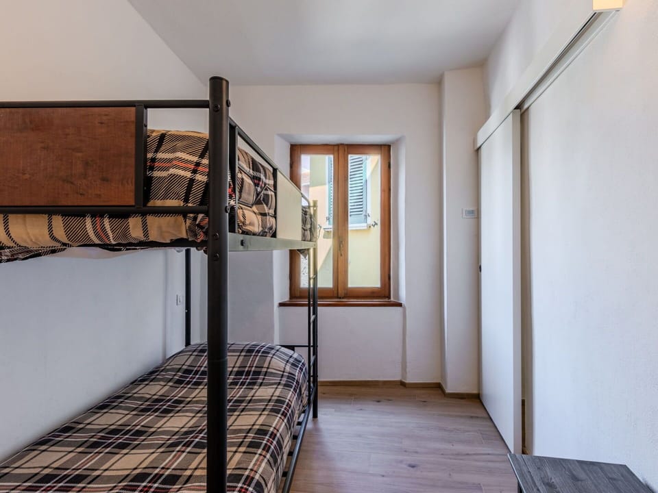 Wood, Interior Design, Apartment, Flooring, Furniture, Floor, Room, Ceiling, Bedroom, Wood Stain
