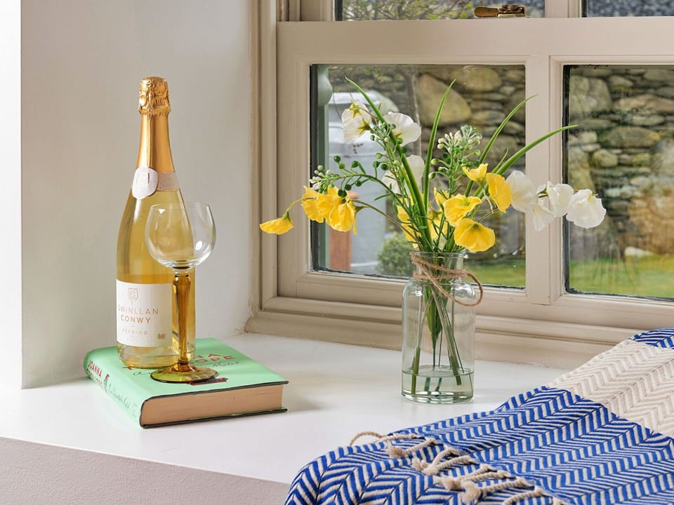 Furniture, Interior Design, Textile, Linens, Tableware, Table, Flowerpot, Vase, Cut Flowers, Houseplant