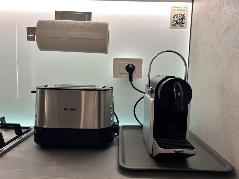 Kitchen equipped with a toaster, a coffee-machine, an electric kettle 