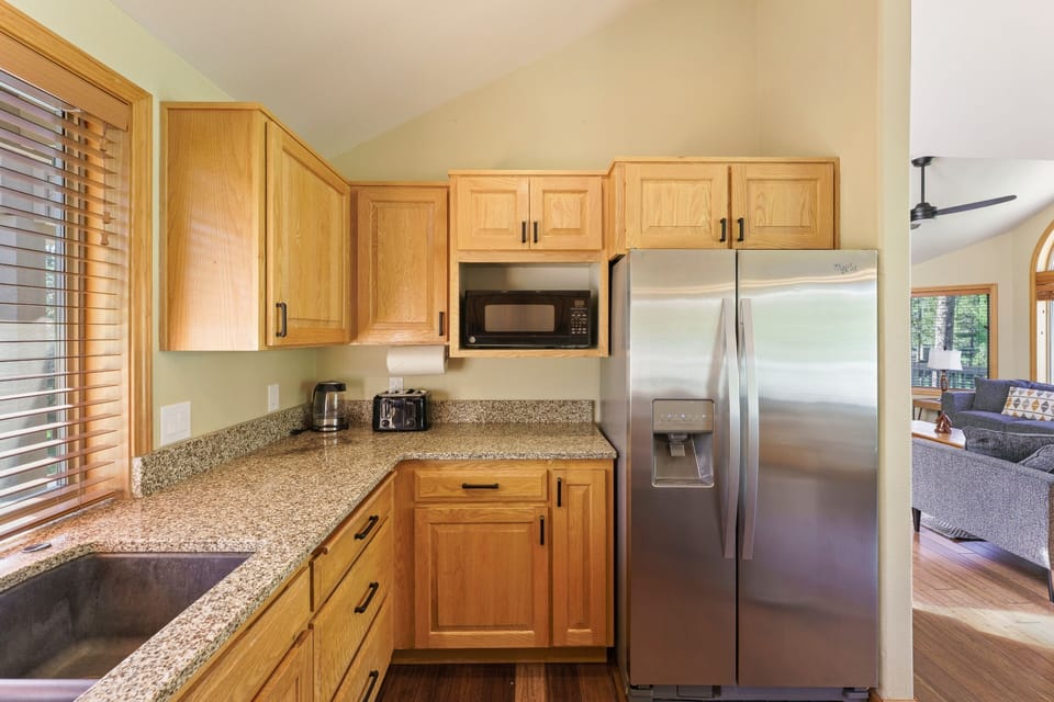 House, 4 Bedrooms | Private kitchen | Fridge, oven, coffee/tea maker, toaster