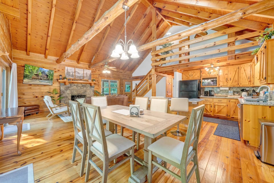 Your comfortable dining area that seats up to 6 guests!