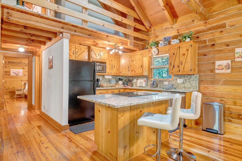 Additional seating at the countertop for those quick bites and conversation.
