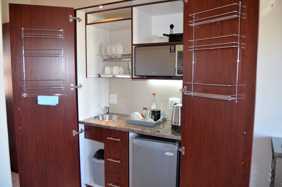Executive Room | Private kitchenette | Fridge, coffee/tea maker, electric kettle