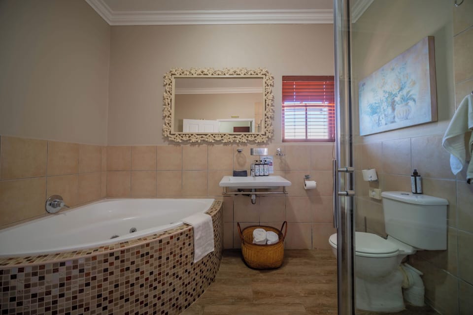Executive Room | Bathroom | Separate tub and shower, free toiletries, hair dryer, towels