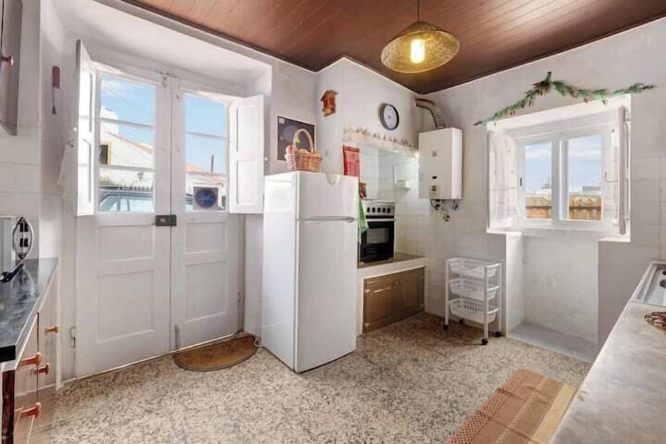 Microwave, oven, cookware/dishes/utensils