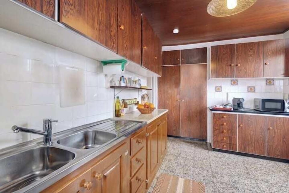 Microwave, oven, cookware/dishes/utensils