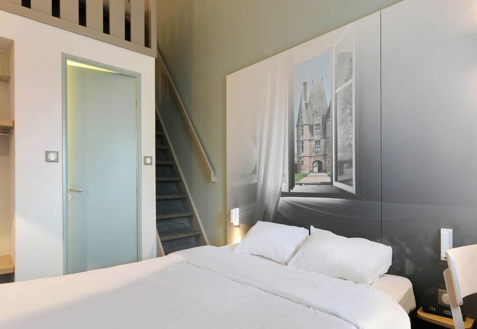 Desk, soundproofing, free cribs/infant beds, free WiFi