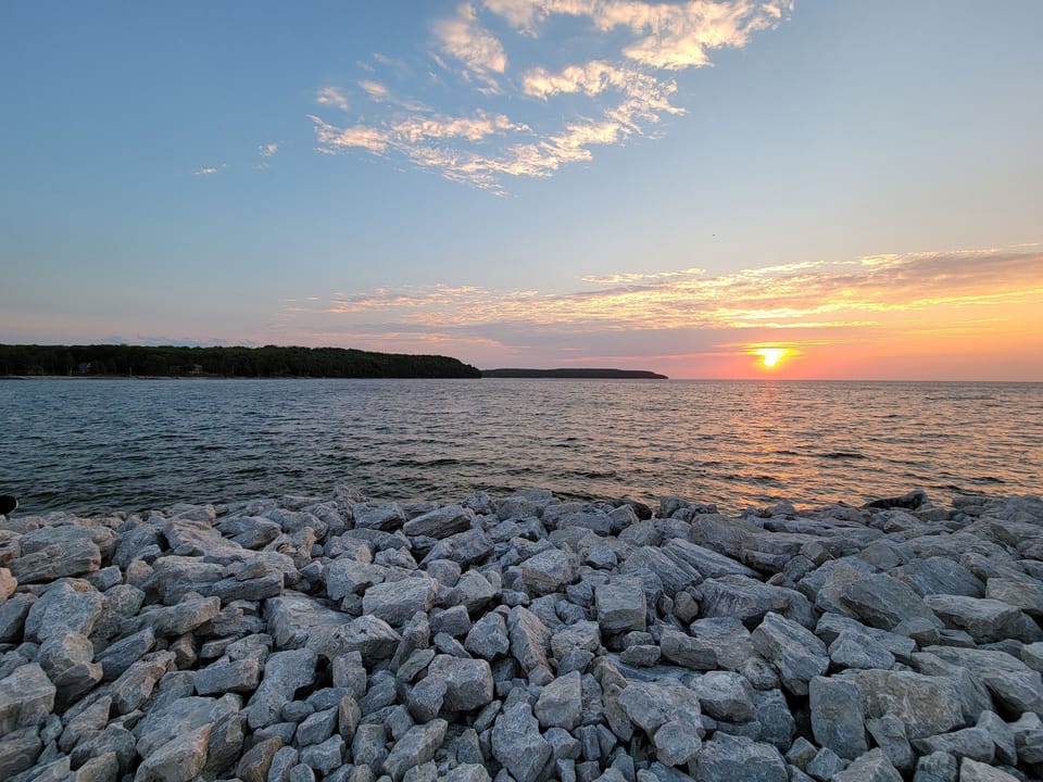 Walk or minute drive to Mariners Park / Gills Rock for Sunsets