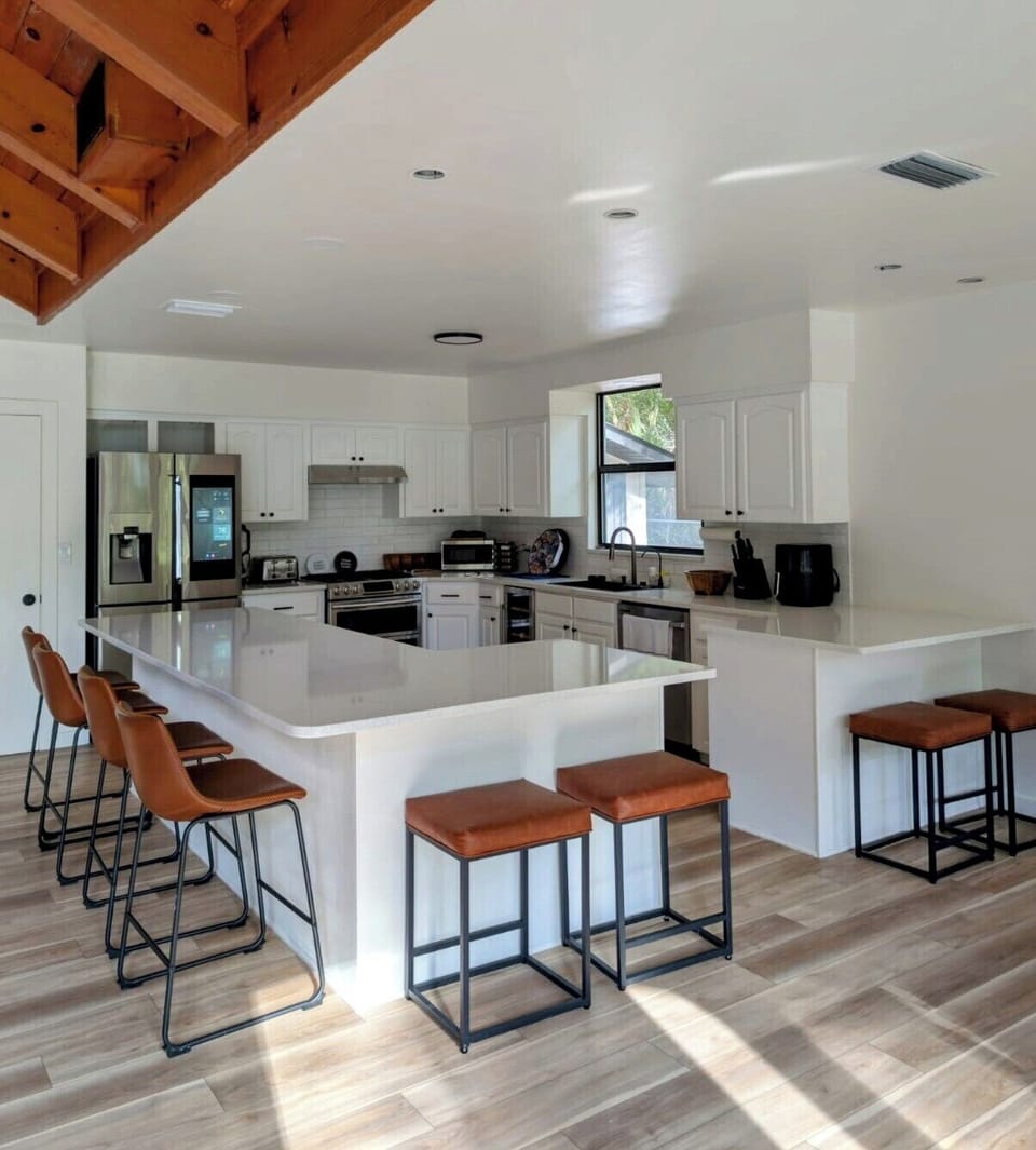 Large, well-equipped open kitchen, new appliances all around & big chefs' island