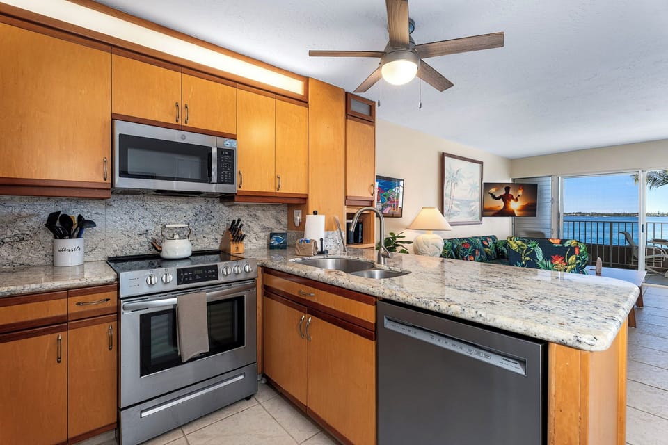 Condo, Multiple Beds, Lanai, Ocean View (Alii Villas 329) | Private kitchen | Dining table