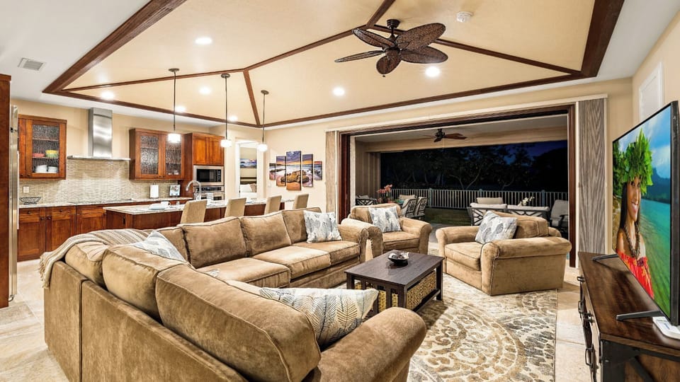 House, Multiple Beds, Lanai, Golf View (Holua Kai 6) | Living area | 42-inch flat-screen TV with digital channels