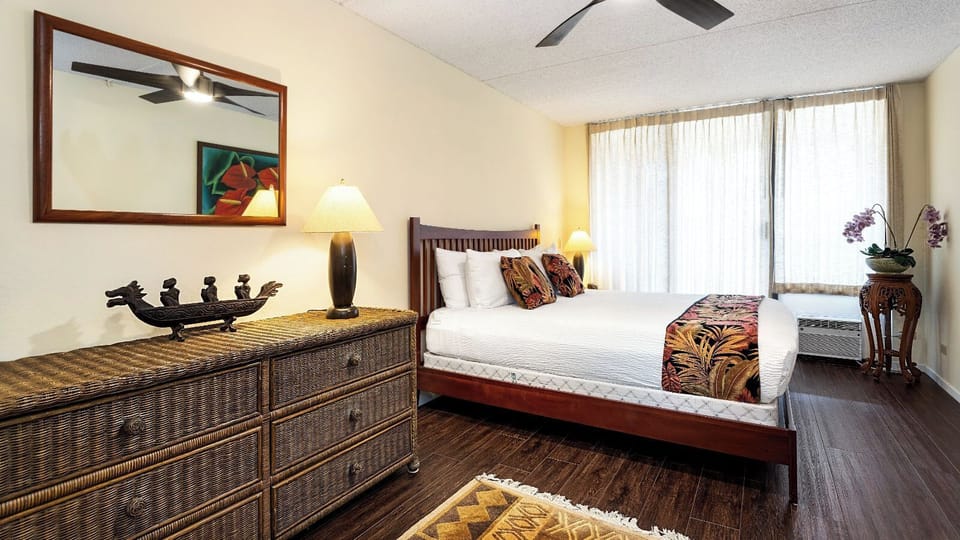 Condo, 1 King Bed, Lanai, Partial Ocean View (Kona Pacific C520.) | 1 bedroom, individually decorated, individually furnished, bed sheets