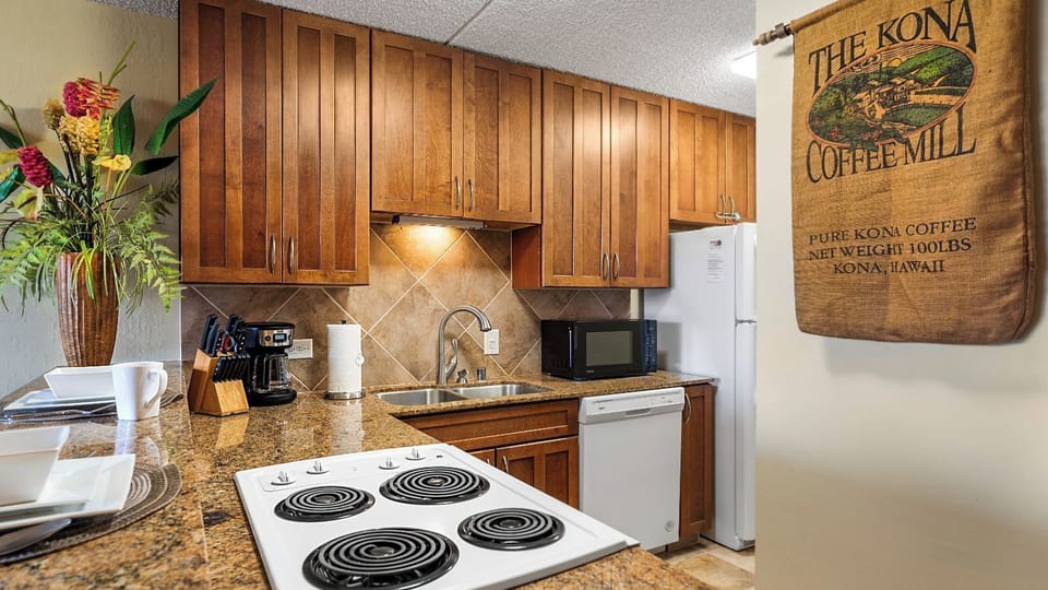 Condo, 1 King Bed, Lanai, Partial Ocean View (Kona Pacific C520.) | Private kitchen | Dining tables