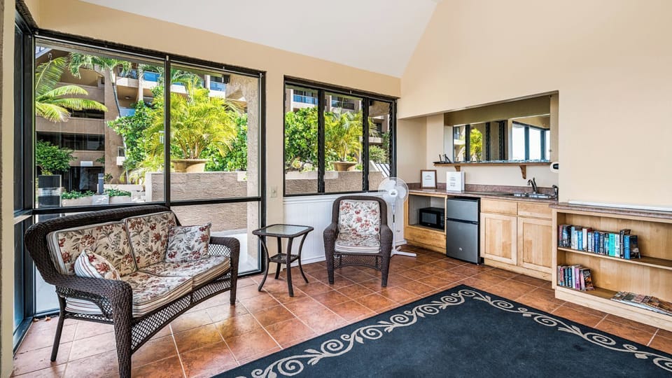 Condo, 1 King Bed, Lanai, Partial Ocean View (Kona Pacific C520.) | Interior