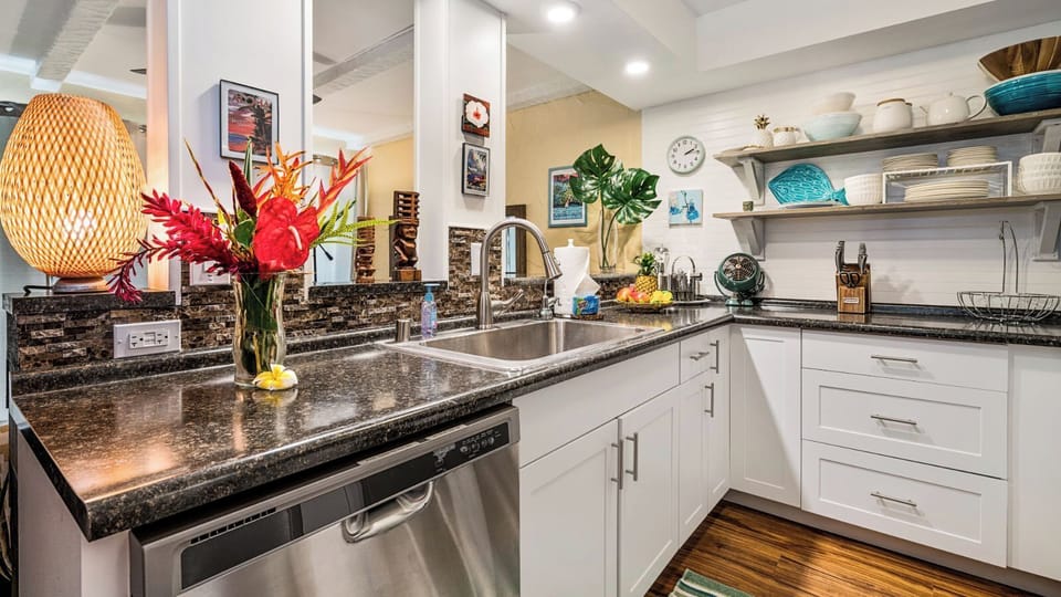 Condo, 1 King Bed with Sofa bed, Lanai, Garden View (Casa de Emdeko 116) | Private kitchen | Dining tables
