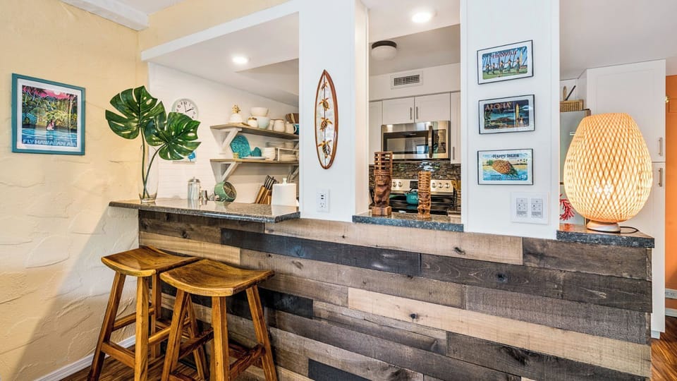 Condo, 1 King Bed with Sofa bed, Lanai, Garden View (Casa de Emdeko 116) | Private kitchen | Dining tables