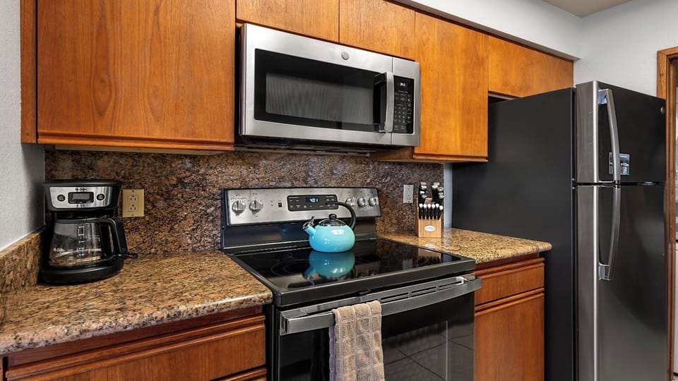 Condo, Multiple Beds, Lanai, Garden View (The Shores at Waikoloa 117) | Private kitchen | Dining tables