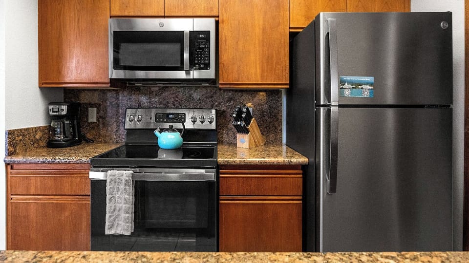 Condo, Multiple Beds, Lanai, Garden View (The Shores at Waikoloa 117) | Private kitchen | Dining tables