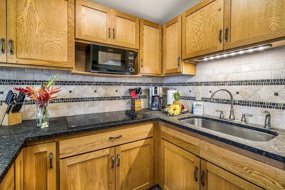 Condo, 1 Queen Bed with Sofa bed, Lanai, Partial Ocean View (Kona Isle C35) | Private kitchen | Dining tables
