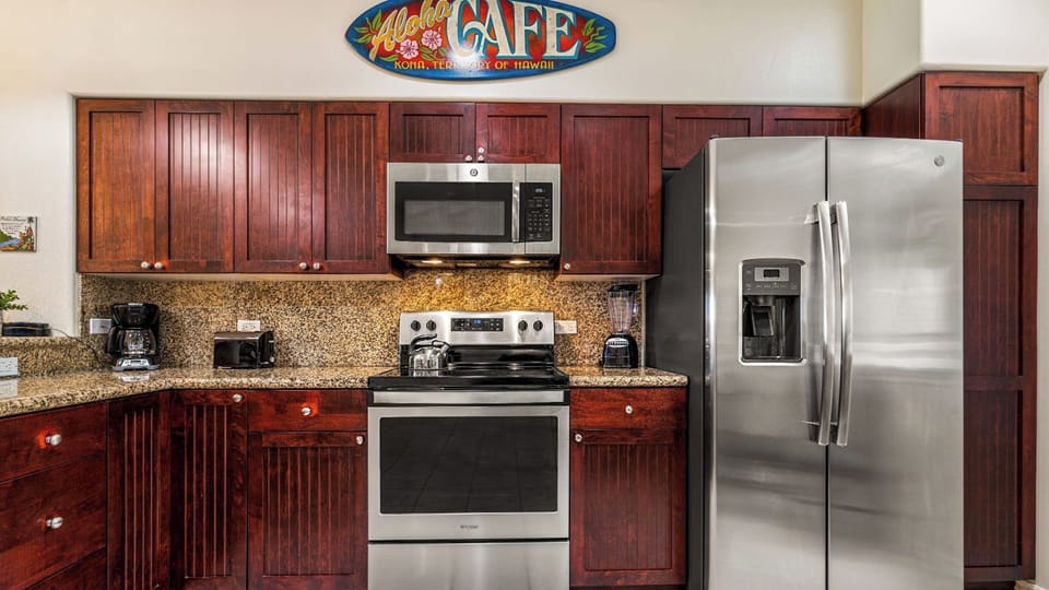Condo, Multiple Beds, Lanai, Golf View (Fairway Villas Waikoloa K3) | Private kitchen | Dining table