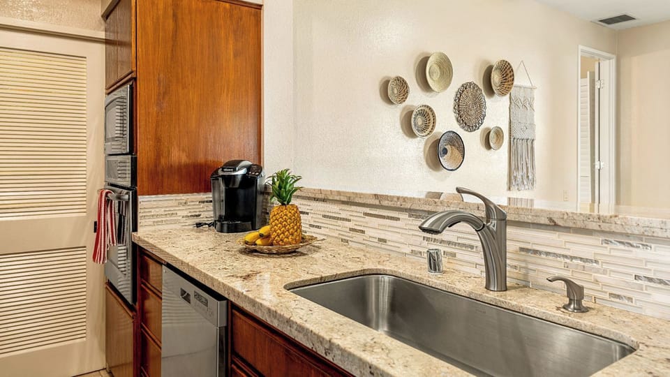Condo, Multiple Beds, Lanai, Garden View (The Shores at Waikoloa 115) | Private kitchen | Dining tables