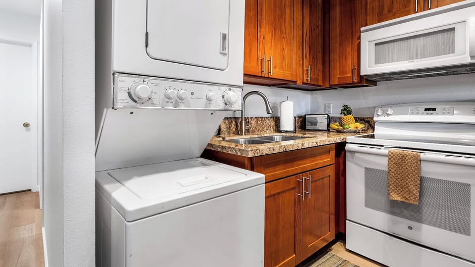 Condo, 1 Queen Bed with Sofa bed, Lanai, Partial Ocean View (Kona Isle C32) | Private kitchen | Dining tables