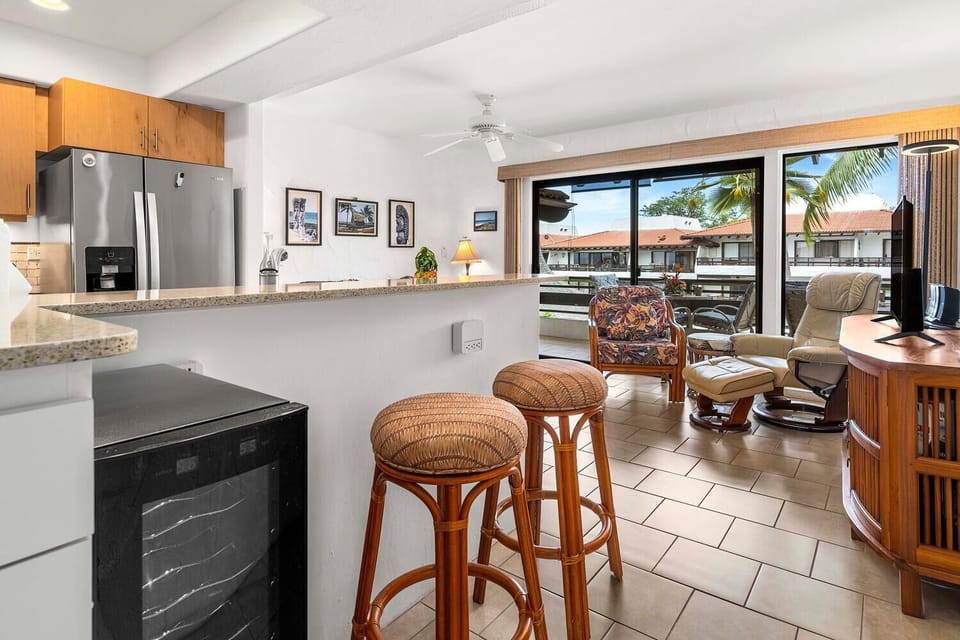 Condo, 1 Queen Bed, Lanai, Partial Ocean View (Casa de Emdeko 315) | Interior