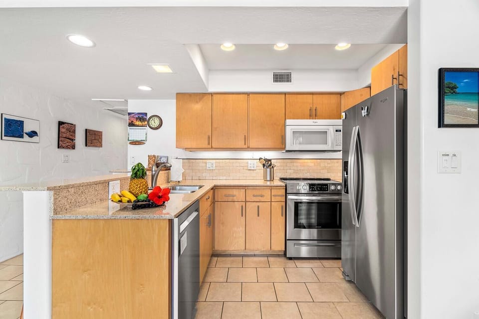 Condo, 1 Queen Bed, Lanai, Partial Ocean View (Casa de Emdeko 315) | Private kitchen | Dining tables