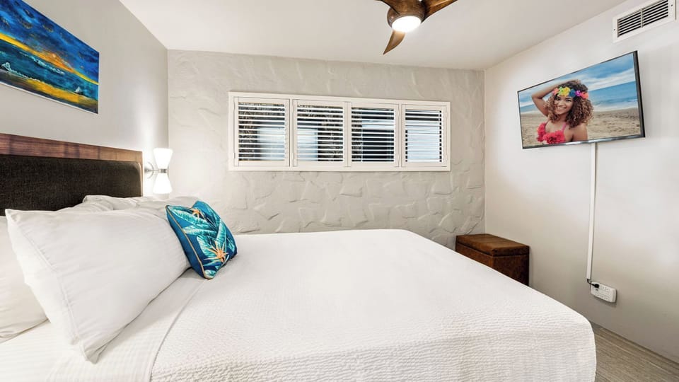 Condo, 1 King Bed, Lanai, Partial Ocean View (Casa de Emdeko 304) | 1 bedroom, individually decorated, individually furnished, bed sheets