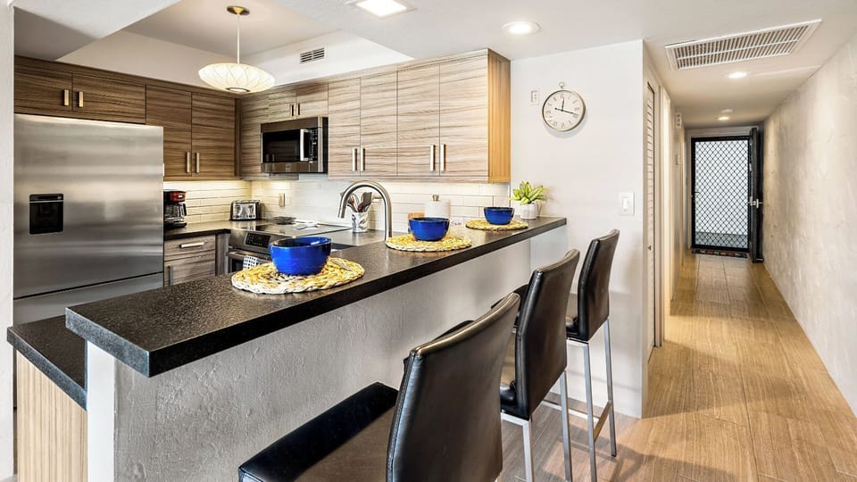 Condo, 1 King Bed, Lanai, Partial Ocean View (Casa de Emdeko 304) | Private kitchen | Dining tables