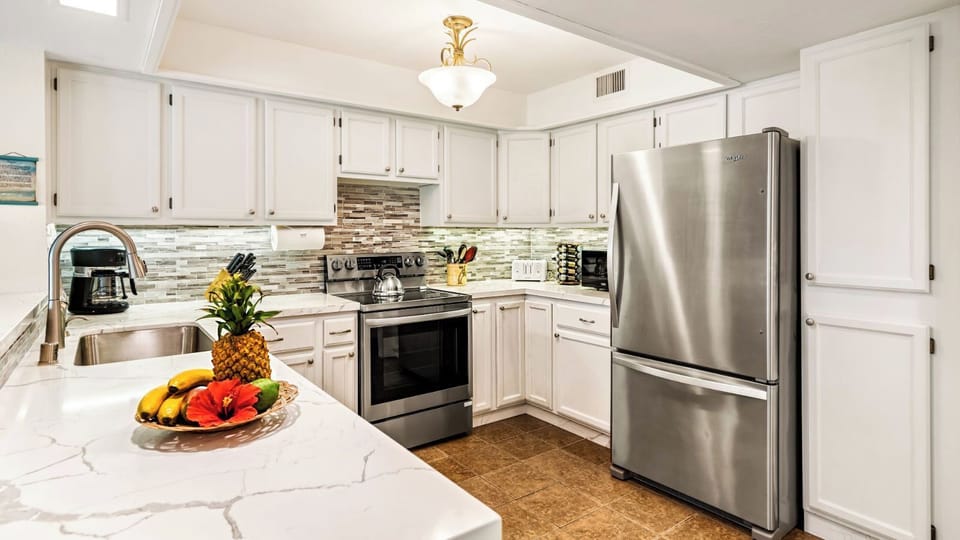 Condo, Multiple Beds, Lanai, Ocean View (Casa de Emdeko 136) | Private kitchen | Dining tables
