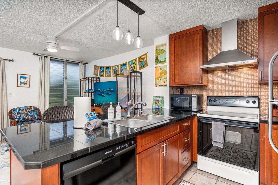 Condo, 1 Queen Bed, Lanai, Partial Ocean View (Alii Villas 319) | Private kitchen | Dining tables