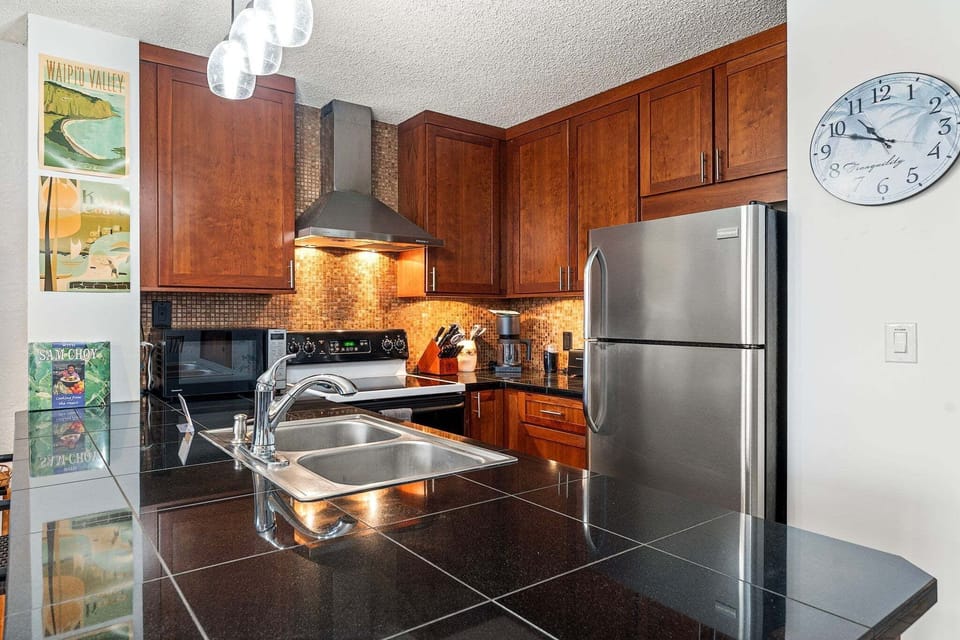 Condo, 1 Queen Bed, Lanai, Partial Ocean View (Alii Villas 319) | Private kitchen | Dining tables