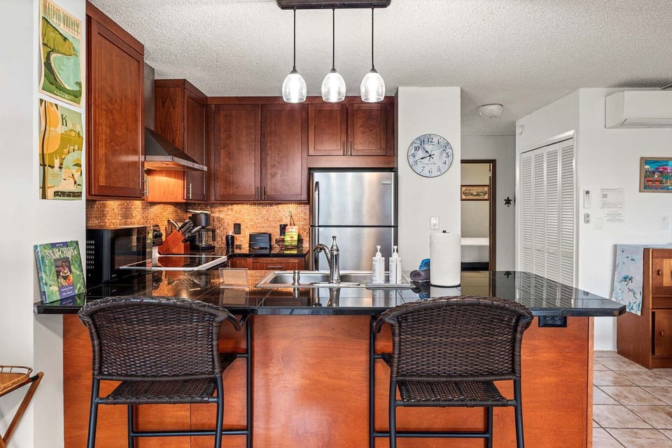 Condo, 1 Queen Bed, Lanai, Partial Ocean View (Alii Villas 319) | Private kitchen | Dining tables