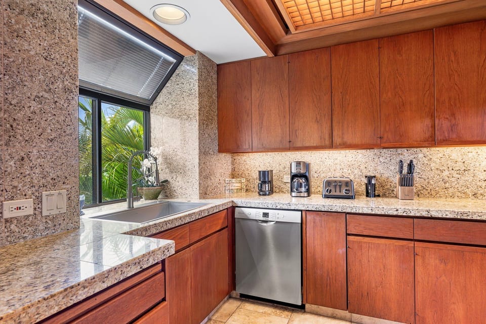 Condo, Multiple Beds, Balcony, Ocean View (Mauna Lani Terrace D203) | Private kitchen | Dining tables