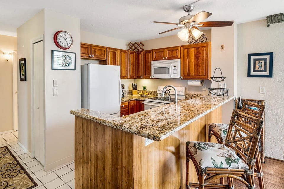 Condo, 1 King Bed, Lanai, Ocean View (Alii Villas 309) | Private kitchen | Dining tables