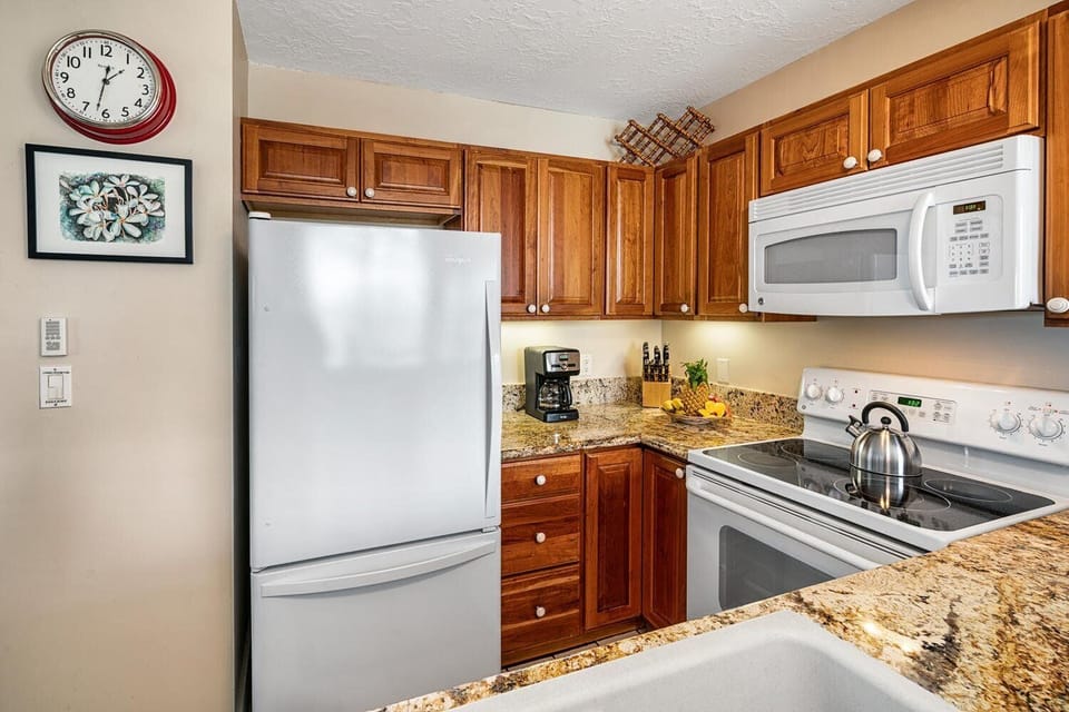 Condo, 1 King Bed, Lanai, Ocean View (Alii Villas 309) | Private kitchen | Dining tables
