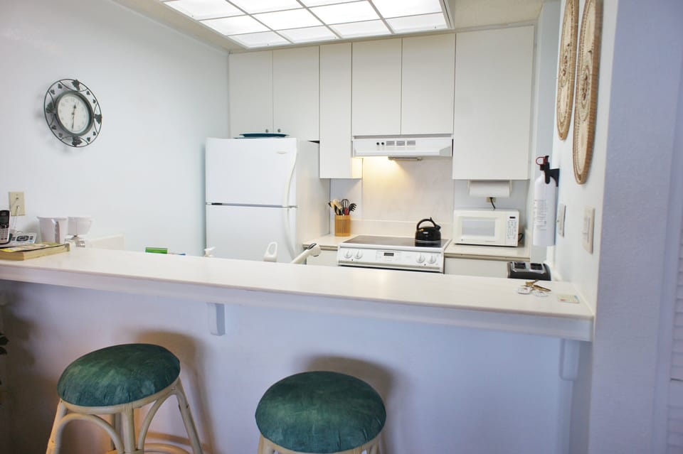 Condo, 1 King Bed with Sofa bed, Lanai, Ocean View (Kona Reef D37) | Private kitchen | Dining tables