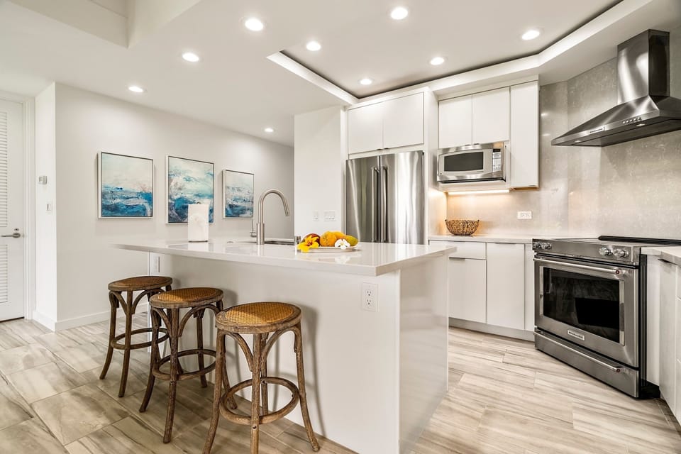 Condo, 1 King Bed, Balcony, Mountain View (Mauna Lani Point H107) | Private kitchen | Dining tables