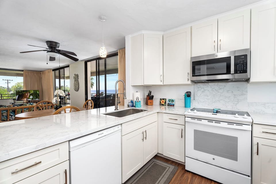 Condo, Multiple Beds, Lanai, Ocean View (White Sands Village 201) | Private kitchen