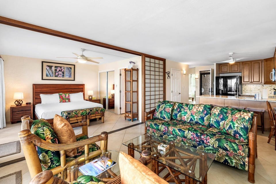 Condo, Multiple Beds, Lanai, Ocean View (Alii Villas 131) | Living area | 42-inch flat-screen TV with digital channels