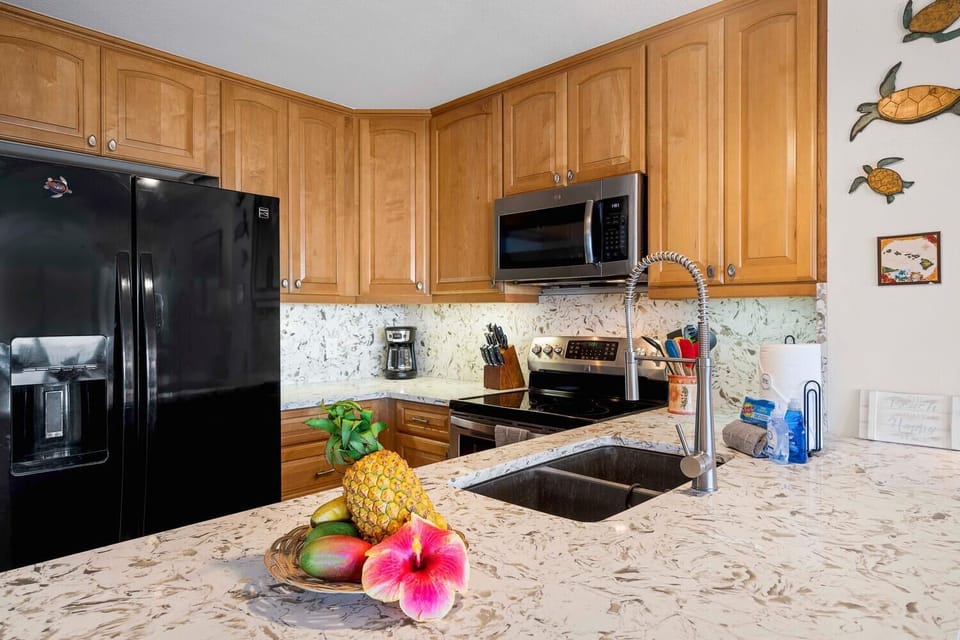 Condo, Multiple Beds, Lanai, Ocean View (Alii Villas 131) | Private kitchen | Dining tables