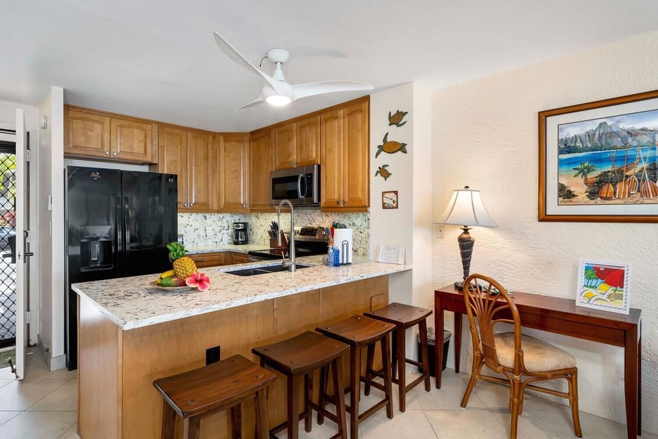 Condo, Multiple Beds, Lanai, Ocean View (Alii Villas 131) | Private kitchen | Dining tables