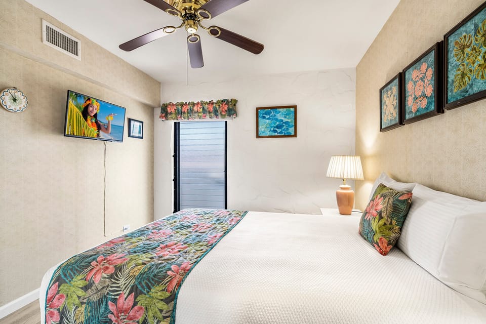Condo, Multiple Beds, Lanai, Partial Ocean View (Casa de Emdeko 311) | 2 bedrooms, individually decorated, individually furnished, bed sheets